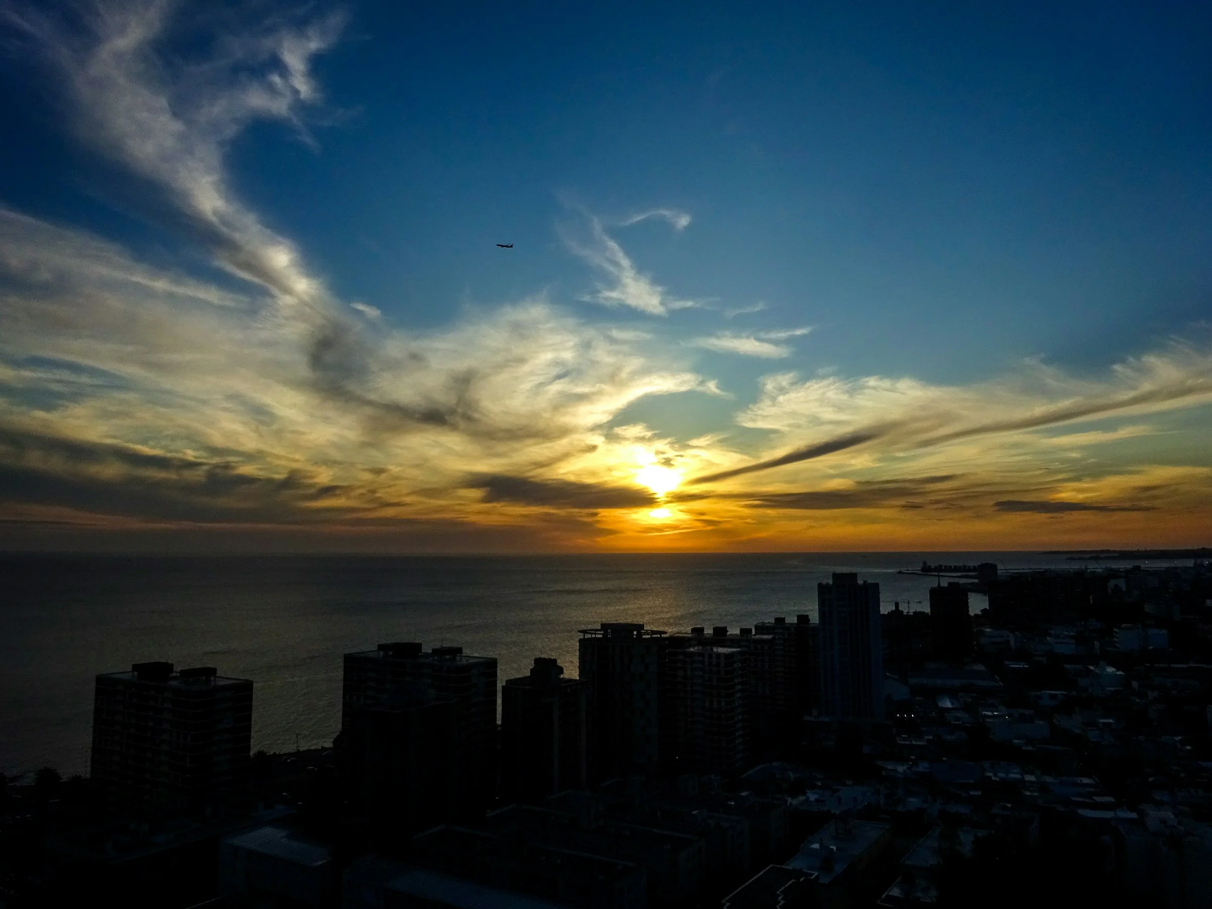 Atardecer dorado sobre el skyline costero de Montevideo